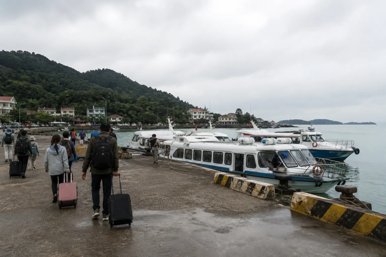 Bến tàu cảng Cô Tô