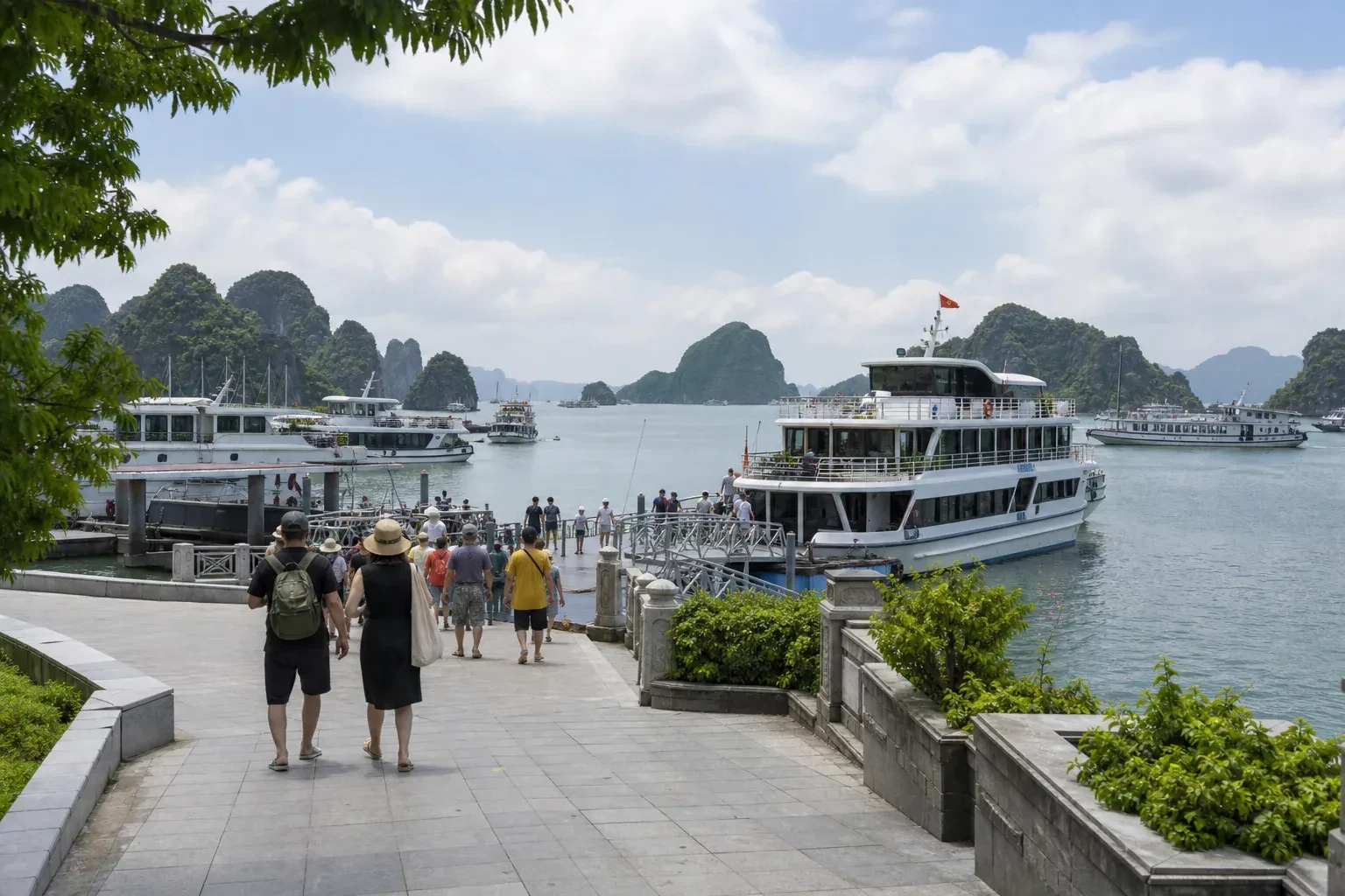 Bến tàu trên vịnh Hạ Long