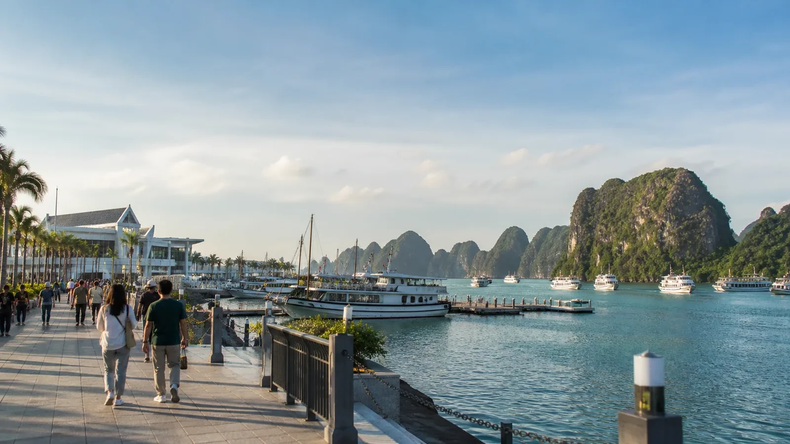Cảng và bờ vịnh Tuần Châu